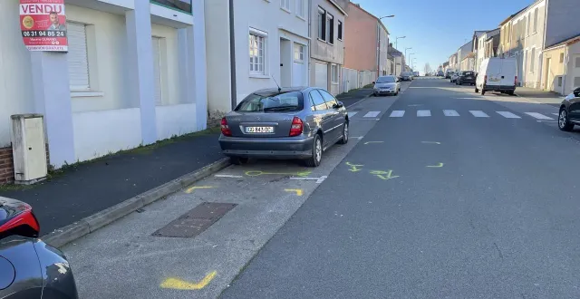 photo  la collision s’est produite au niveau du numéro 91 de la rue barjot, à cholet, le 10 janvier 2025.  &copy;  ouest-france 