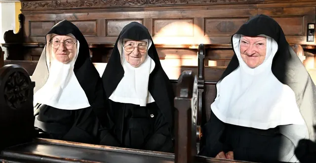 photo  de gauche à droite : les sœurs bernadette, rita et regina, photographiées le lundi 22 septembre 2025, au couvent de goldenstein à elsbethen, en autriche.  &copy;  barbara gindl / apa-picturedesk via afp 