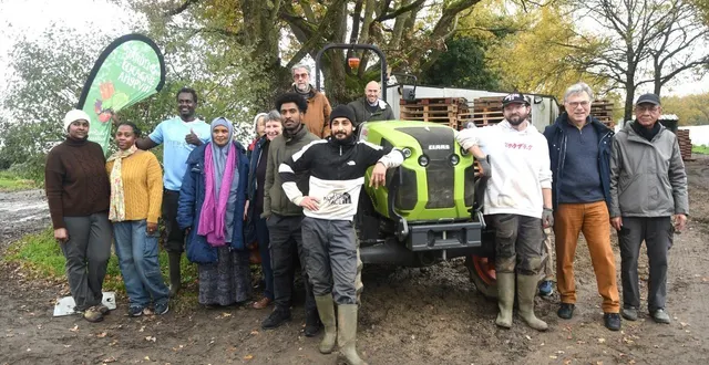 photo  saint-barthélemy, le 28 novembre 2025. une partie de l’équipe du jardin de cocagne autour du nouveau tracteur.  &copy;  co michel durigneux 