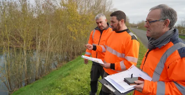 photo  « quand la loire monte à 4,7 mètres, nous avons 14,7 km à surveiller tous les jours. » bruno vitrai, michel taillandier et jacky jean sont veilleurs de digue pour le secteur de saint-georges-sur-loire.  &copy;  ouest-france 