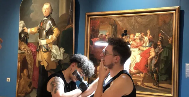 photo  nemy, tatoueuse à cherbourg, participait samedi 22 novembre 2025 à la résidence artistique de normandy guide tattoo au musée de saint-lô (manche).  &copy;  ouest-france 