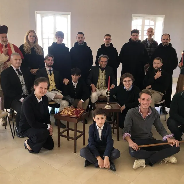 photo à l’occasion du 150e anniversaire de la mort de dom guéranger, une troupe de théâtre (ici lors d’une répétition salle théophile-plé à sablé-sur-sarthe, dimanche 12 octobre 2025) raconte la vie du moine. assis à droite : jean-emmanuel coudert, metteur en scène, et yves vouteau, auteur de la pièce.  ©  ouest-france