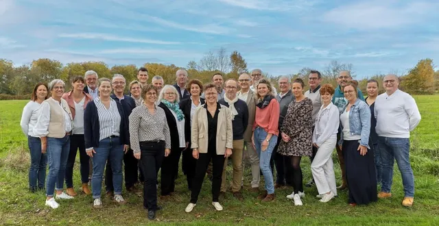 photo  les membres de l’équipe comm’une ambition autour de séverine chevé.  &copy;  ouest-france 