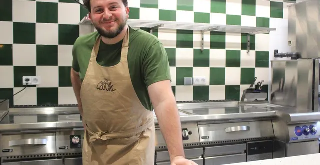 photo  cholet, place rougé, vendredi 28 novembre 2025. à 27 ans, mathis baron va diriger son premier établissement, la cloche.  &copy;   co - alexandre blaise 