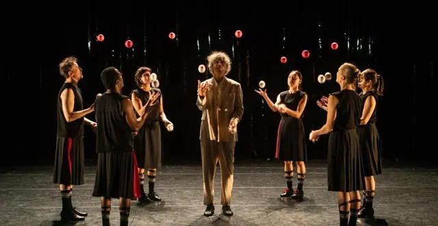 photo  ballet de balles rouges avec gandini juggling.  &copy;  kalle nio 