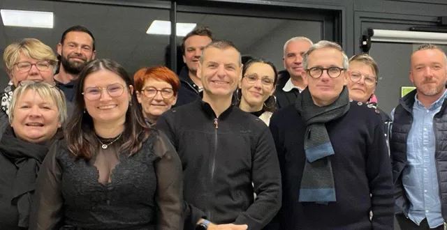 photo  les commerçants ont finalisé l’organisation du marché de noël ce mardi.  &copy;  ouest-france 