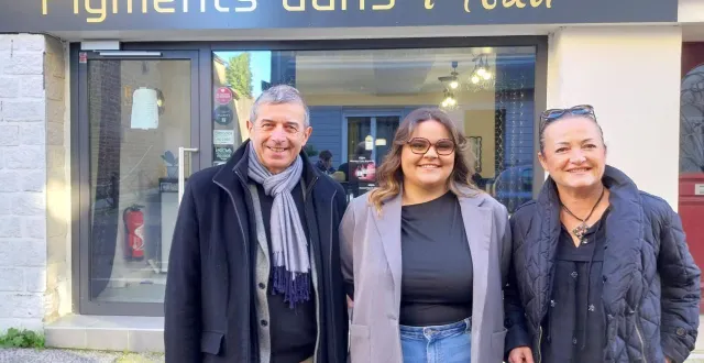 photo  le nouveau salon de coiffure pigments dans l’hair, à partir de la gauche, michel leroyer, maire ; julie deshaies, propriétaire du salon, et catherine meunier, conseillère régionale.  &copy;  ouest-france 