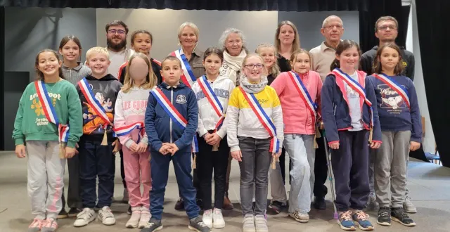 photo  les treize jeunes élus siégeront jusqu’en juillet 2027. anne-marie besson, première adjointe ; marie-noëlle legentil, déléguée jeunesse, et claude delestre, adjoint aux affaires scolaires, les ont accompagnés durant les élections.  &copy;  co 