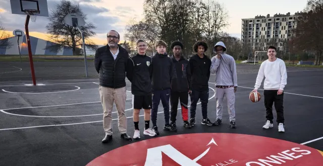photo  des jeunes basketteurs n’ont pas attendu longtemps pour tester les terrains.  &copy;  ouest-france 