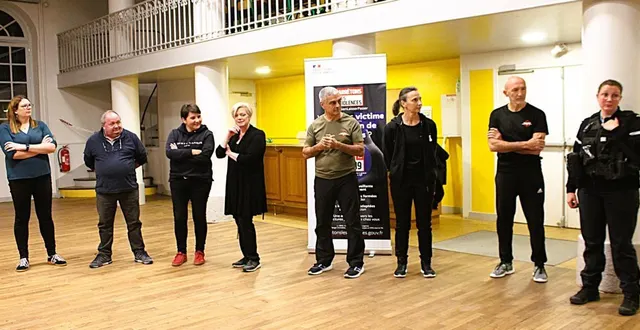 photo  de droite à gauche : l’adjudante céline lamelet, bruno clément, anne lecèvre, daniel chevalier, véronique noël, anne beauchef, francis places et virginie andry ouvrent la séance.  &copy;  le maine libre 