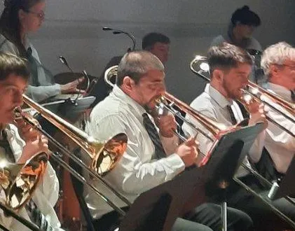 photo  le nouveau président guillaume dagorn (au centre) lors du concert de la sainte-cécile de dimanche.  &copy;  ouest-france 