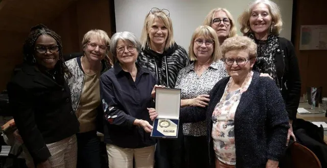 photo  aux côtés d’annie charlot, les anciennes joueuses de l’équipe sénior de changé arborent fièrement le trophée, gagné trente-trois ans plus tôt.  &copy;  annie charlot 