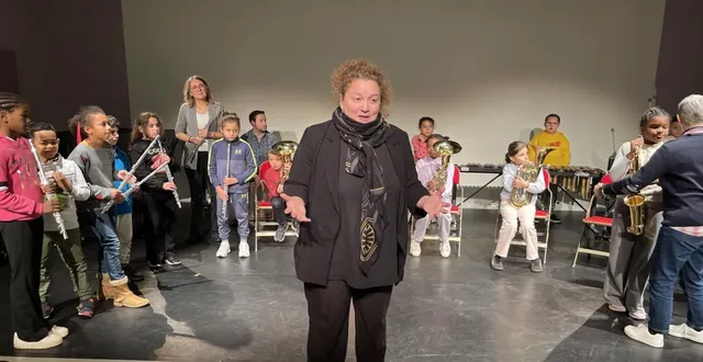 photo  zahia ziouani n’a pas manqué d’encourager les élèves de la classe orchestre allonnaise.  &copy;  le maine libre 
