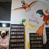 photo malik daoud devant sa nouvelle fresque dans sa nouvelle boutique.