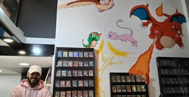 photo  malik daoud devant sa nouvelle fresque dans sa nouvelle boutique.  &copy;  le maine libre 