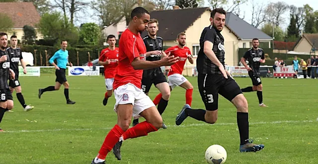 photo  habitués au championnat de r3, flériens (maillots rouges) et andainais (maillots noirs) vont à nouveau en découdre, ce samedi 29 novembre, sur le terrain synthétique de flers.  &copy;  ouest-france 