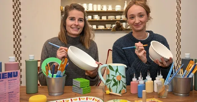 photo  angers, rue des lices, le 24 novembre 2025. astrid masson (à gauche) et lucille capmal ouvrent leur café céramique le 6 décembre.  &copy;  co – laurent combet 