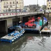 photo  un bateau sert à pousser la barge, en fonction de l’avancée des travaux, sous le pont perrin au mans (sarthe). 