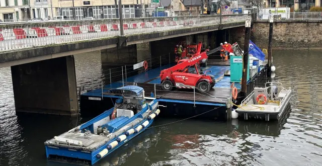 photo  un bateau sert à pousser la barge, en fonction de l’avancée des travaux, sous le pont perrin au mans (sarthe).  &copy;  ouest-france 