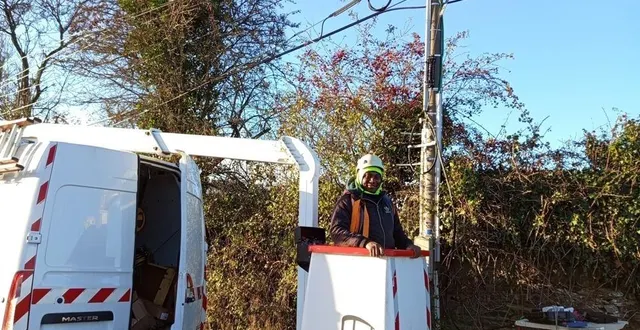 photo  derniers raccordements pour rendre accessible à la fibre les hameaux rive droite de pruillé.  &copy;  co. 