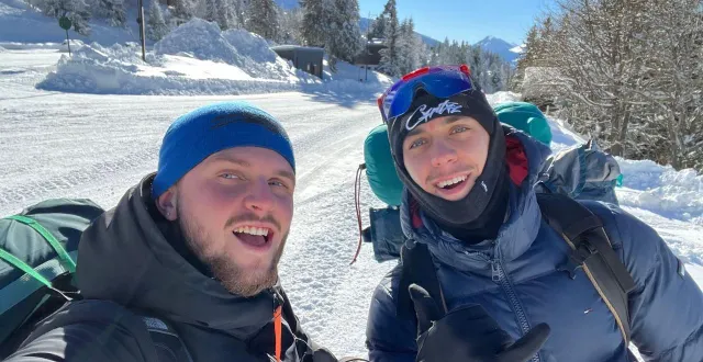 photo  quatre jours après leur départ en stop de saint-brieuc, augustin et maxime sont arrivés à chamrousse, dans les alpes, vendredi 28 novembre 2025, au matin.  &copy;  gus2max 