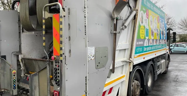 photo  les camions poubelles du pays fléchois ne ramasseront bientôt plus que des bacs de déchets, et non plus des sacs, sauf en hypercentre de la flèche, à partir du 18 mai 2026.  &copy;  le maine libre - louis gohin 