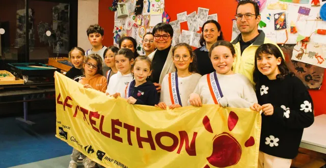 photo  sandrine plessix (troisième à droite), caroline coffre (à sa droite) et laurent plessis (à gauche) aux côtés des jeunes élus du conseil municipal de mamers.   &copy;  le maine libre 