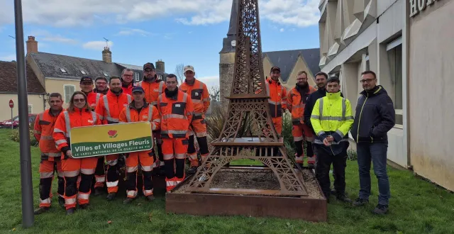 photo  les équipes avec le panneau de la première fleur.  &copy;  olivier journet 