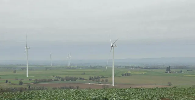 photo  vue depuis mezières-sous-lavardin : deux éoliennes du parc d’energie team au premier plan, les quatre nouvelles éoliennes d’engie green au second plan.  &copy;  le maine libre 