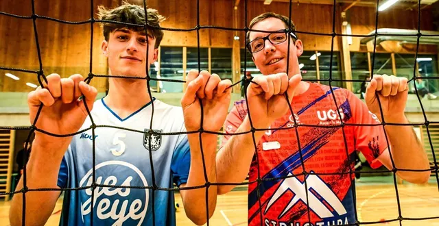 photo  jules papin (à gauche) et clément pilon (à droite), respectivement capitaines de coulaines et de l’entente la chapelle-saint-aubin - le mans, au gymnase albert-camus de coulaines, mardi 25 novembre 2025.  &copy;  photo : le maine libre - yvon loué 
