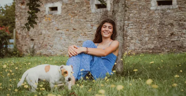 photo  lou fossey chez elle dans le bocage calvadosien, en compagnie de son chien.  &copy;  lou fossey 