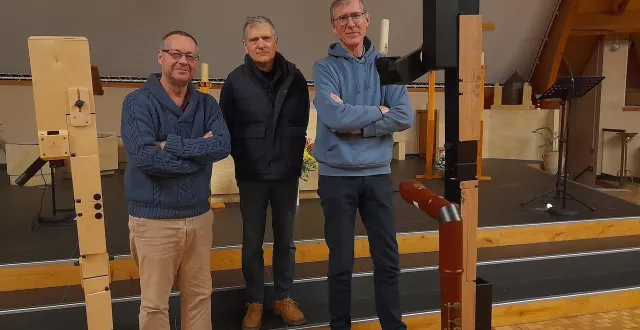 photo  frédéric jubault, chef d’orchestre ; vincent loubrieu, président de l’association des amis de l’orgue d’avrillé ; et hervé bézu, flûtiste.  &copy;  ouest-france 