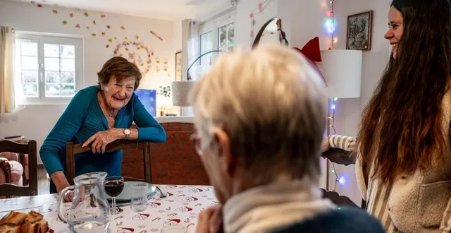 photo  la maison de colocation senior à bagnoles-de-l’orne, la chaumière, créée par l’association cettefamille. de face, odette, 96 ans ; à droite, anaïs brault, responsable de la maison.  &copy;  martin roche / ouest-france 