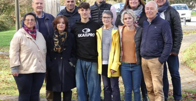 photo  une partie de l’équipe « avec vous, ensemble, pour saint-maixent-l’ecole », dont thierry pétrault (au second plan, à gauche).  &copy;  archives co 