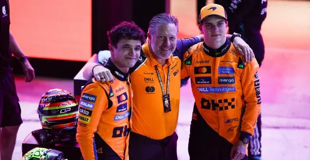 photo  zak brown, patron de mclaren, entourés de ses pilotes lando norris (à gauche) et oscar piastri.  &copy;  dppi via afp / eric alonso 