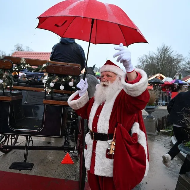 photo arrivée en calèche, le père noël a dû ouvrir le parapluie pour parader sous les averses.  ©  josselin clair - le courrier de l’ouest