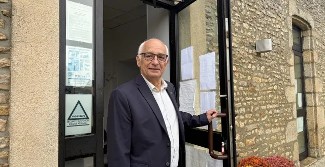 photo  francis aïvar, 79 ans, est maire de valframbert (orne) depuis 2001. à l’aube des élections municipales 2026, il annonce ne pas briguer un cinquième mandat.  &copy;  ouest-france 