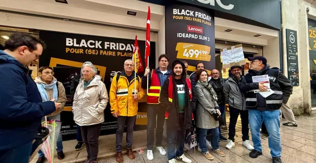 photo  des salariés de la fnac à angers ont débrayé ce samedi après-midi.  &copy;  co – tiphaine sirieix 