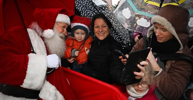 photo  angers, jardin du mail, le 29 novembre 2025. arrivé en calèche par l’avenue jeanne-d’arc, le père noël a récupéré les courriers des enfants non sans se prêter au jeu des selfies.  &copy;  co – josselin clair 