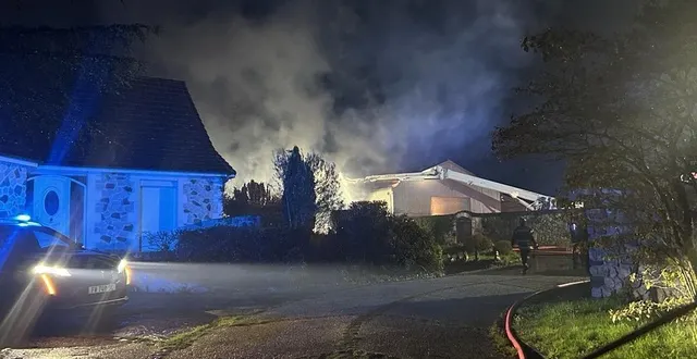 photo  un feu dans un hangar s’est déclenché vers 17 h à la flèche (sarthe), ce samedi 29 novembre 2025.  &copy;  ouest-france 