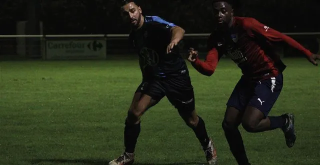 photo  la suze roëzé fc a manqué de réussite pour obtenir un point de son opposition face à saint-sébastien (en rouge).  &copy;  le maine libre 