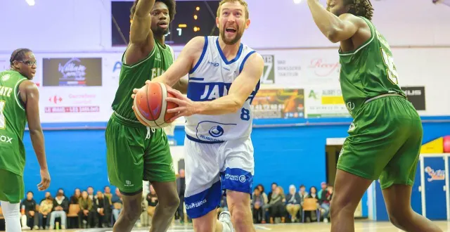 photo  succès à l’arraché pour pierre-etienne drouault et les manceaux.  &copy;  dominique breugnot 