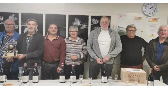 photo  la société le loiron a accueilli la finale du challenge du président samedi 8 novembre devant un public dense. il faut dire que 34 équipes étaient engagées, témoignant de l’attrait de ce challenge. le résultat final a été serré puisque william pirard et gilles jousset ont battu le duo philippe cyrano et joël pellerin par le score de 12 à 10. thierry hamelin et christian mougel ont fini quant à eux troisièmes.  &copy;  co 