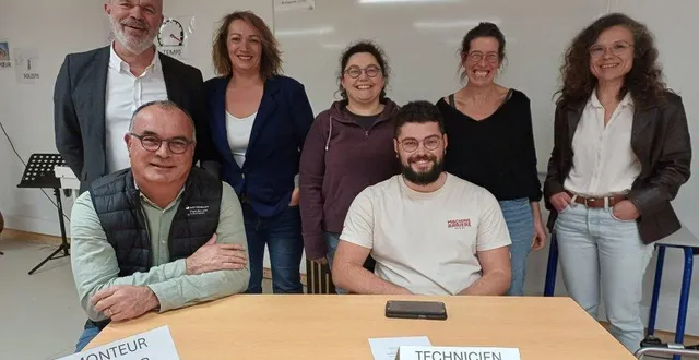 photo  au premier rang, m. hoyeau, de l’entreprise actémium et m. turpault, de l’entreprise handtmann france. au second rang, m. soulard, principal du collège, et les membres du bureau de l’ape.  &copy;  co 