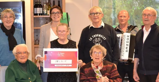photo  près de 300 € sont déjà tombés dans l’escarcelle du téléthon grâce au thé dansant de la résidence senior.  &copy;  le maine libre 