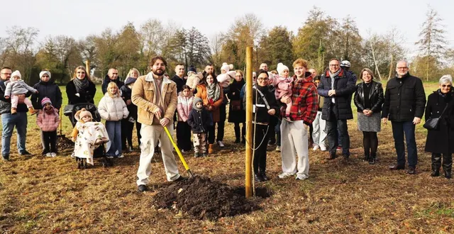 photo  les familles concernées mises à contribution et les élus de la commune  &copy;  co 