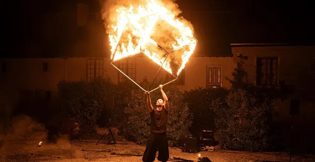 photo  comme à aubigné-sur-layon, des spectacles sont au programme du festival petites cités d’anjou en lumière.  &copy;  loïc pierrois 