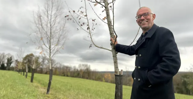 photo  olivier cherreau sur sa parcelle expérimentale à marçon, où 28 essences différentes ont été plantées en agroforesterie.  &copy;  photo le maine libre 