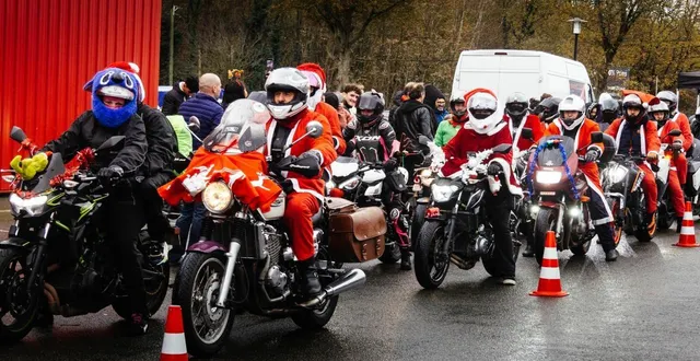 photo  180 motos ont défilé pour la parade des pères noël.  &copy;  ouest-france 