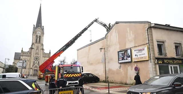photo  les pompiers interviennent sur une maison où au moins cinq personnes ont trouvé la mort à la suite d'un incendie, à neuves-maisons (meurthe-et-moselle), le 30 novembre 2025.  &copy;  jean-christophe verhaegen / afp 
